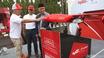 Dan kami berbangga, drone singgah di Kota Malang. Yang mana, spot-spot pariwisata akan banyak diketahui, ujar Anton saat menyambut landing Elang Barat di Lapangan Rampal, Malang. Foto: dok. Telkomsel