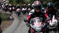 Iring-iringan peserta Jambore Nasional Tour de Mandeh.