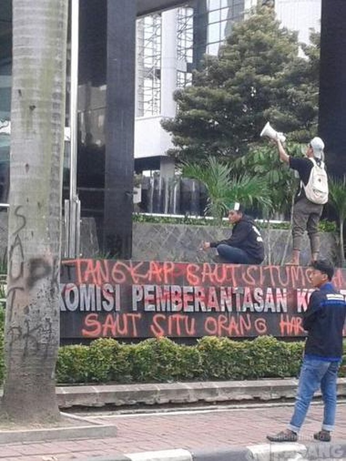 Momen Demo HMI Ricuh di Depan KPK, ini Penampakannya