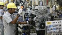 Pekerja tengah memproduksi mesin mobil di pabrik PT Toyota Motor Manufacturing Indonesia (TMMIN) di Sunter, Jakarta, Senin (5/9).