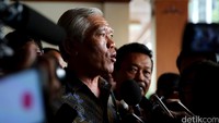 Ketua Yayasan Penelitian Korban Pembunuhan 65 Bejo Untung memberikan keterangan terkait kedatangannya ke Kemenko Polhukam.
