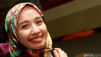Laudya Cynthia Bella semakin lengket saja dengan keponakan Jusuf Kalla, Afifuddin Kalla. Pada akhir pekan lalu, ia tampak menemani Afi tanding basket. Pool/Gus Mun/detikFoto.