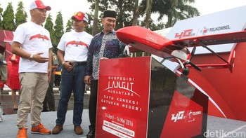 Ini luar biasa dan diluar dugaan kami. Hal ini menunjukkan respon positif masyarakat untuk program Elang Nusantara ini, ujarnya di lokasi pendaratan Elang Barat di Lapangan Rampal, Kota Malang. Foto: dok. Telkomsel