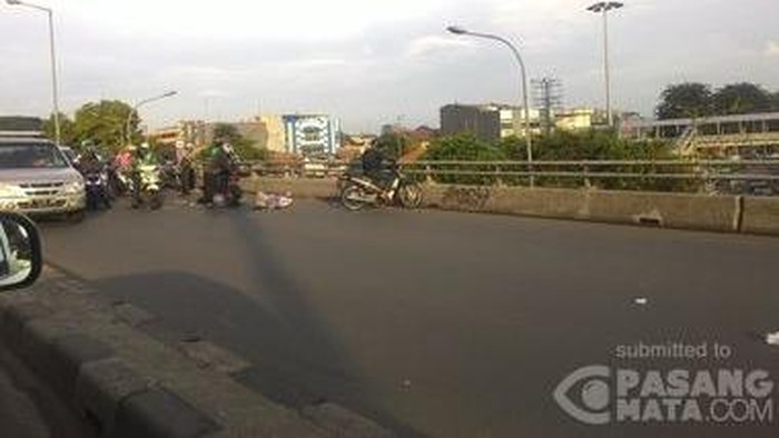 Pemotor Tabrak Pengayuh Sepeda di Fly Over Menuju Casablanca