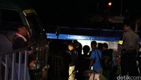 Ketiga napi kasus narkoba itu menaiki kapal Pengayoman III yang akan mengantar mereka ke Dermaga Sodong di Pulau Nusakambangan.