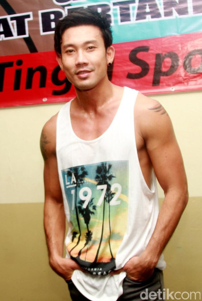 Pada 2011, Agnez Mo kembali dikabarkan dekat dengan pebasket dan aktor Denny Sumargo. Agnez memang mengakui kedekatan mereka, namun tak lebih hanya sebatas teman. Berteman aja dulu. Jangan sampai mengulangi kesalahan yang sama. Kita temenan memang sudah lama, tuturnya kala itu. Foto: Gus Mun/detikHOT