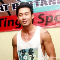 Pada 2011, Agnez Mo kembali dikabarkan dekat dengan pebasket dan aktor Denny Sumargo. Agnez memang mengakui kedekatan mereka, namun tak lebih hanya sebatas teman. Berteman aja dulu. Jangan sampai mengulangi kesalahan yang sama. Kita temenan memang sudah lama, tuturnya kala itu. Foto: Gus Mun/detikHOT