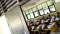 Siswa SMPN 11 Depok mengikuti Ujian Nasional.