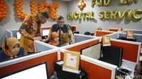 Presiden Director FWD Life Rudi Kamdani dan Vice Presiden Director FWD Life Jens Reisch memantau aktivitas yang dilakukan oleh tim Customer Care FWD Life di kantor FWD Life, Senin (9/5/2016).