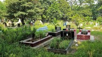 Di pekarangan gereja juga terdapat komplek kuburan yang terdiri dari sejumlah keturunan Portugis. Uniknya, para penggali kuburan itu adalah orang Muslim. Bukti dari harmonisnya hubungan beragama di Kampung Tugu (Randy/detikTravel)