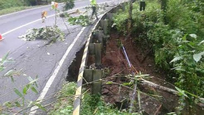 Awas! Jalur Selatan Banyuwangi-Jember Via Gumitir ada yang Ambles