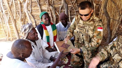Satgas Indobatt Beri Bantuan Alquran ke Warga Darfur
