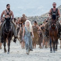 Di season 6, Daenerys Targaryen sempat mengalami titik balik. Setelah berhasil lolos dari percobaan pembunuhan, Daenerys terdampar dan kembali ke kampung Dothraki dan jadi tawanan karena sudah menyandang status janda sepeninggal Khal Drogo. Namun dia berhasil melawan dan kembali menguasai pasukan. Foto: HBO