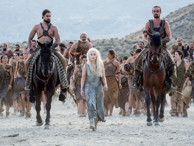 Di season 6, Daenerys Targaryen sempat mengalami titik balik. Setelah berhasil lolos dari percobaan pembunuhan, Daenerys terdampar dan kembali ke kampung Dothraki dan jadi tawanan karena sudah menyandang status janda sepeninggal Khal Drogo. Namun dia berhasil melawan dan kembali menguasai pasukan. Foto: HBO