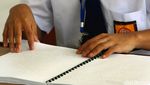 Menengok Ujian Nasional Siswa Tuna Netra
