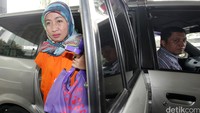 Devyanti Rochaeni tiba di gedung KPK pukul 11.00 WIB setengah jam dari kedatangan Bupati Subang, Ojang Sohandi.