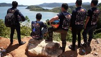 Peserta Jambore Nasional Tour de Mandeh beristirahat sejenak sambil menikmati keindahan alam di Sumatera Barat.