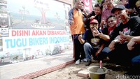 Peletakan batu pertama ini dihadiri ratusan bikers peserta Jambore Nasional Tour de Mandeh.