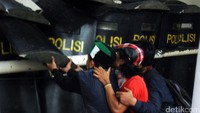 Polisi membentuk barikade di depan gedung KPK dan menembakkan gas air mata untuk membubarkan kerumunan massa HMI.
