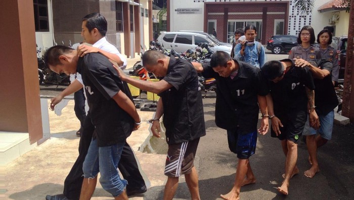 Setelah Memperkosa, 5 Pria di Karawang ini Rampas Motor dan Harta Korban