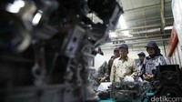 Soetrisno Bachir melihat proses produksi di pabrik Toyota.