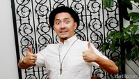 Topi hitam dan aksesori kalung melengkapi gayanya. Pool/Gus Mun/detikFoto.