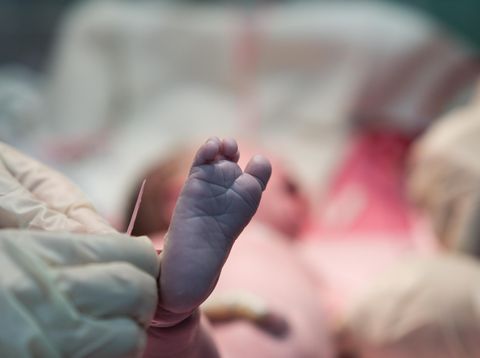 Ya Ampun! Bayi Diguncang-guncang Agar Berhenti Menangis Hingga Cedera
