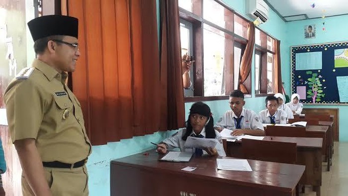 Bupati Anas Perhatikan Infrastruktur Sekolah Hingga Kuku Siswa Saat Sidak UN SMP