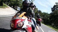 Peserta Tour de Mandeh melewati jalan berbelok di Sumatera Barat.