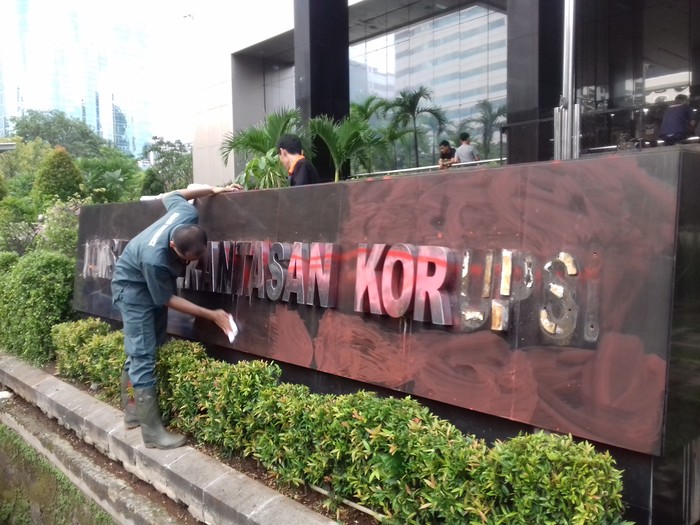 Massa HMI Bubar, Petugas Bersihkan Sejumlah Kerusakan di KPK