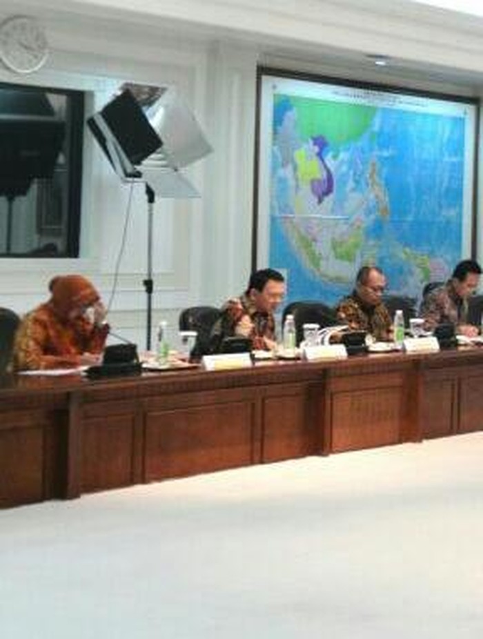 Duduk Sebelahan, Apa yang Dibahas Ahok dan Risma?