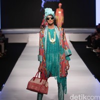 Itang Yunasz Kain Negeri Indonesia Barat. Jakarta Fashion & Food Festival 2016 at Hotel harris. Kelapa Gading. Jakarta. [Foto: Mohammad Abduh/Wolipop]