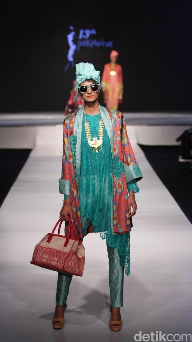 Itang Yunasz Kain Negeri Indonesia Barat. Jakarta Fashion & Food Festival 2016 at Hotel harris. Kelapa Gading. Jakarta. [Foto: Mohammad Abduh/Wolipop]