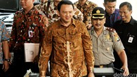 Ahok berjalan memasuki gedung KPK.