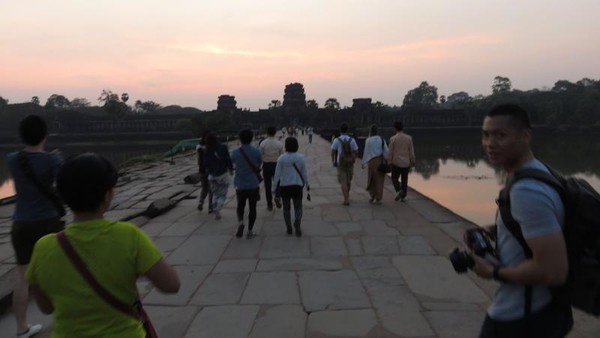 Foto: Sunrise akan terlihat pada pukul 05.30 waktu setempat. Dari tempat beli tiket masuk menuju ke candi Angkor Wat, jalan kaki dulu sekitar 15 menit (Rangga/detikTravel)