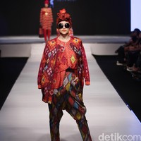 Itang Yunasz Kain Negeri Indonesia Barat. Jakarta Fashion & Food Festival 2016 at Hotel harris. Kelapa Gading. Jakarta. [Foto: Mohammad Abduh/Wolipop]