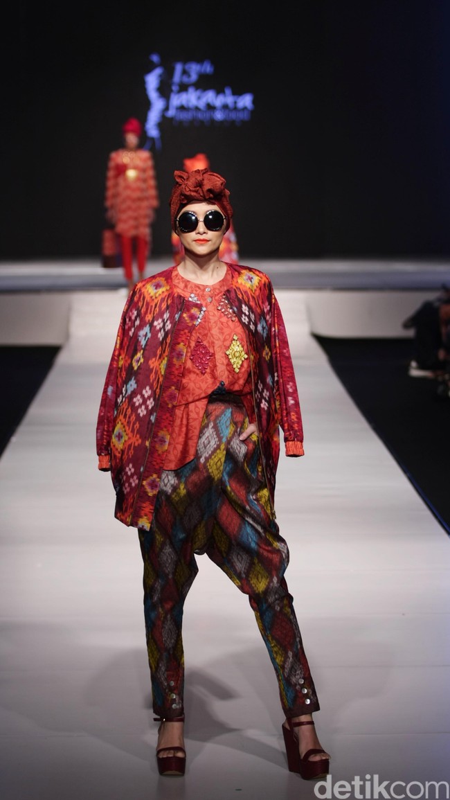 Itang Yunasz Kain Negeri Indonesia Barat. Jakarta Fashion & Food Festival 2016 at Hotel harris. Kelapa Gading. Jakarta. [Foto: Mohammad Abduh/Wolipop]