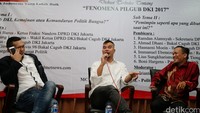 (kiri-kanan) Pengamat politik Boni Hargens, musisi Ahmad Dhani dan relawan Ahok dari komunitas Batman Immanuel Ebenezer menghadiri diskusi di Gedung Juang, Jakarta, Selasa (10/5).