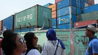 Foto: Namun segala pesona Kampung Tugu perlahan mulai pudar ditelan pembangunan. Lokasi Kampung Tugu pun berada di dalam area bongkar peti kemas yang rutin dilalui truk kontainer (Randy/detikTravel)