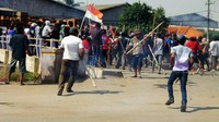 Warga yang mempersenjatai diri dengan bambu memblokir akses masuk lokalisasi Dadap.