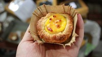 Foto: Traveler pun bisa mencicipi kuliner khas Portugis seperti Portugues Egg Tart, pisang udang, ketan unti, pindang serani hingga gado-gado siram. Semuanya makanan khas Kampung Tugu (Randy/detikTravel)