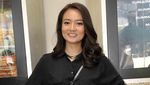 Gaya si Manis Stella Cornelia dengan Rok Mini