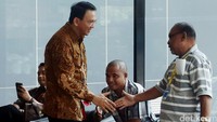 Ahok menyalami beberapa tamu KPK.