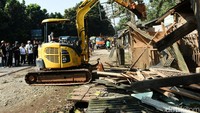 Alat berat dikerahkan untuk melakukan pembongkaran. (Ist/Pemkab Purwakarta).