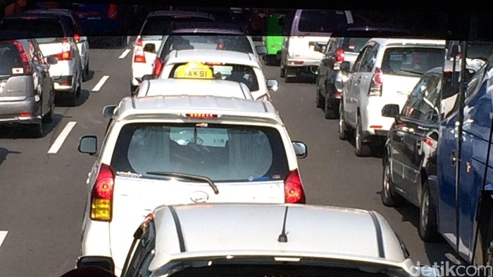 Macet di Tol Bekasi menuju Jakarta (Fajar Pratama/detikcom)