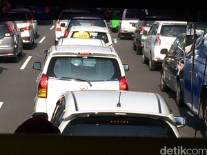 Tol Bekasi-Jakarta Macet Sejak KM 5, Kendaraan Merambat Pelan