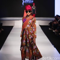 Itang Yunasz Kain Negeri Indonesia Barat. Jakarta Fashion & Food Festival 2016 at Hotel harris. Kelapa Gading. Jakarta. [Foto: Mohammad Abduh/Wolipop]