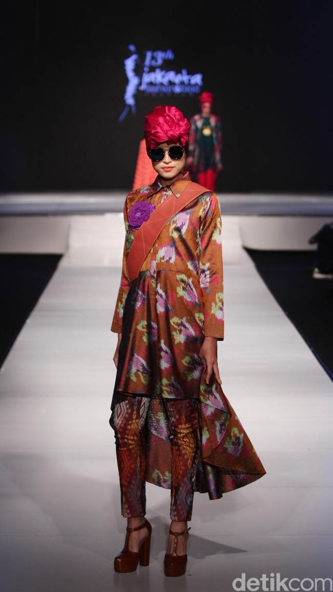 Itang Yunasz Kain Negeri Indonesia Barat. Jakarta Fashion & Food Festival 2016 at Hotel harris. Kelapa Gading. Jakarta. [Foto: Mohammad Abduh/Wolipop]