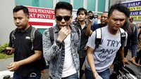 Robby berjalan meninggalkan LP Cipinang.