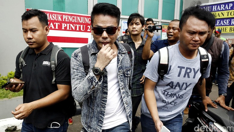 Artis 19 Tahun Juga Dagang Lewat Muncikari E, Robby Abbas Kenal? Artis 19 Tahun Juga Dagang Lewat Muncikari E, Robby Abbas Kenal?